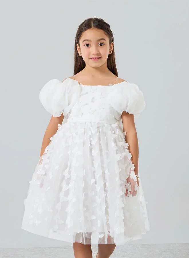 تايك تو فستان أبيض أورجانزا بأكمام منفوخة وتفاصيل فراشة